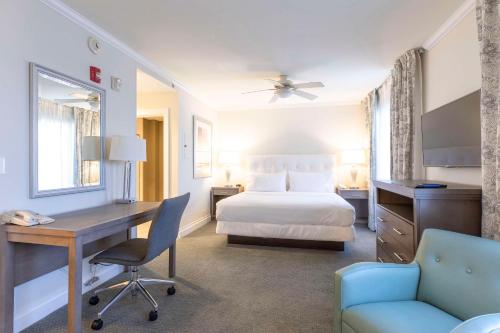棕榈滩花园希尔顿棕榈滩花园惠庭套房酒店的酒店客房配有一张床、一张桌子和一把椅子。