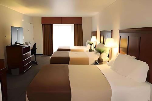 圣克拉拉Rodeway Inn的酒店客房设有两张床和电视。