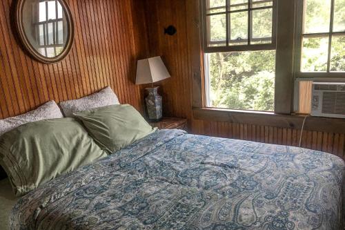 Cherry GroveCherry Grove Enchantment的一间卧室设有一张床和一个窗口