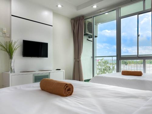 太平Modern Muji Home Retreat near Taiping Lake Garden with Free Netflix的一间卧室设有两张床和大窗户