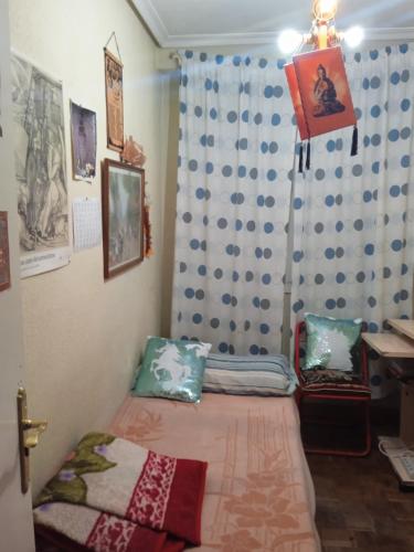 马德里Habitación acogedora por días的一间卧室配有床、窗帘和书桌