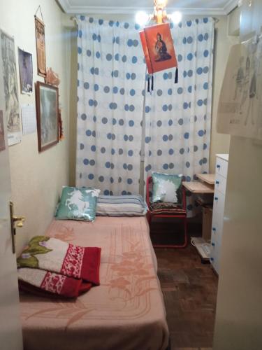 马德里Habitación acogedora por días的小房间设有床和窗户