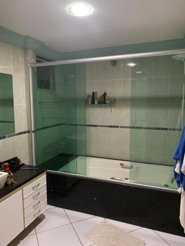 维多利亚Casa de ferias的浴室配有带浴缸的大型淋浴