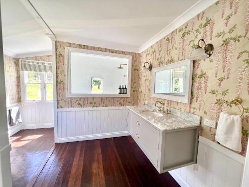 GrandchesterThe Cottage Farm Stay - Grandchester的一间带水槽和镜子的浴室