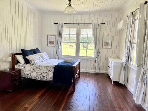 GrandchesterThe Cottage Farm Stay - Grandchester的一间卧室设有一张床和一个窗口