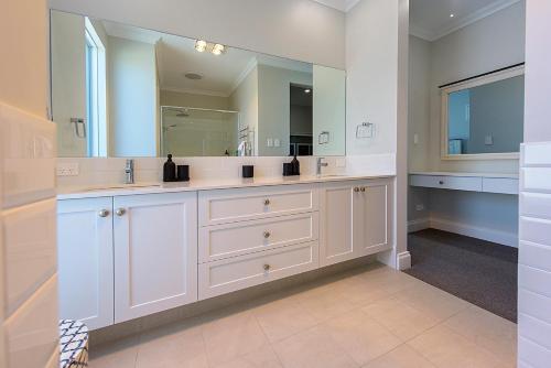 GeographeA Waterside Paradise - Geographe's Hidden Oasis的一间带两个盥洗盆和大镜子的浴室
