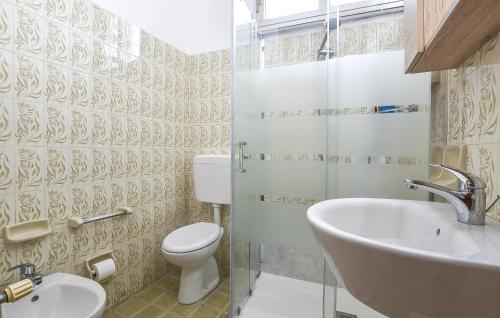 基亚拉蒙泰-古尔菲Gorgeous Apartment In Chiaramonte Gulfi With Kitchen的一间带卫生间和水槽的浴室