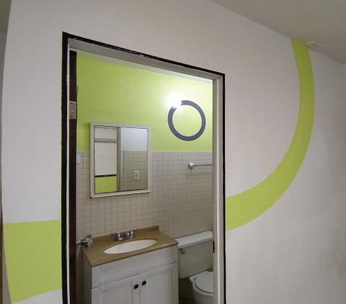 Senny's Treelodge Hotel的一间带水槽和镜子的浴室