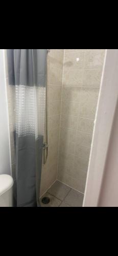 马查利Habitación con baño privado的浴室里设有玻璃门淋浴