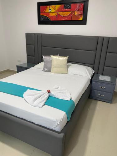 里奥阿查Hotel Don Felipe的一张带白色床单和枕头的床