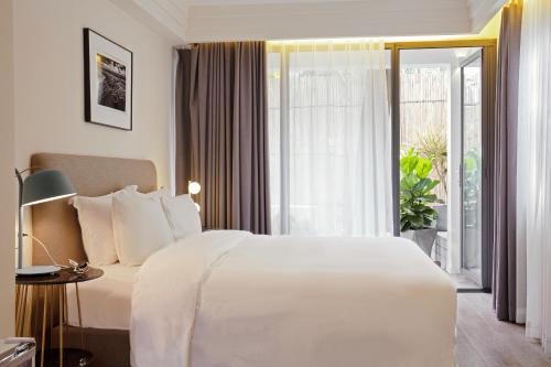 深圳深圳6号花园别墅酒店（蛇口海上世界店）的卧室设有白色的床和大窗户