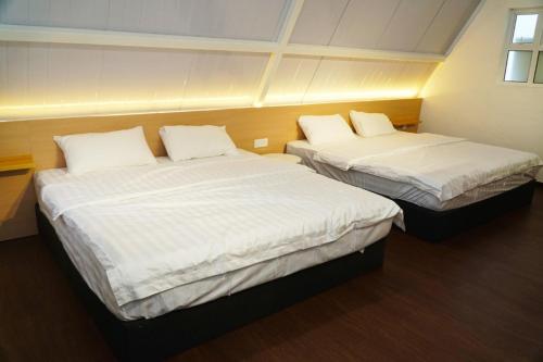 JasinKesang Farm Jasin Melaka by I Housing的小客房内的两张床,配有白色床单