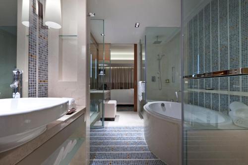 北京北京金隅喜来登大酒店的带浴缸、水槽和淋浴的浴室