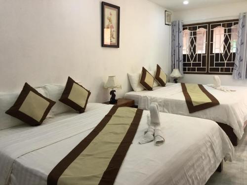 琅勃拉邦Villa Visay II的一间酒店客房,房间内设有三张床