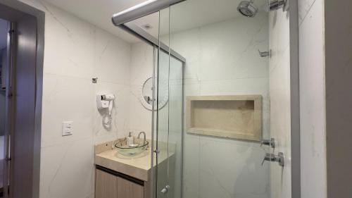 巴西利亚Flat central em brasilia的一间带玻璃淋浴间和水槽的浴室