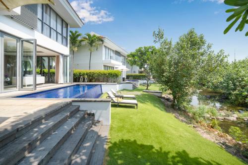岘港Blue Ocean Villas Danang的一个带游泳池和房子的后院