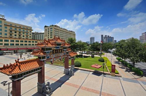 广州广州东方宾馆-免费广交会穿梭巴士-采购商办证点的享有拥有建筑和公园的城市美景