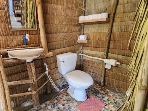 爱妮岛BICE Camp Bucana Beach的一间带卫生间和水槽的浴室