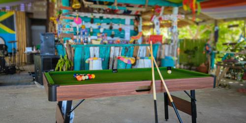 高兰Neverland Beach Village Bungalows的台球室的台球桌