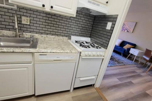 阿林顿One bedroom apartment for rent, 4 sleeper的厨房配有白色炉灶和水槽