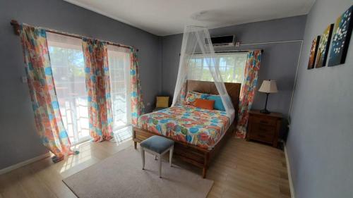 ChoiseulNATURES BLISS-ISLANDERS的一间卧室配有一张带蚊帐的床