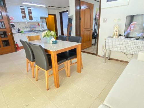 首尔Aroha house for Foreign guests only的客厅配有餐桌和椅子