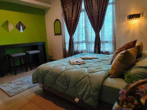 哥打巴鲁HomeStay De’Viana NMS Residence的一间卧室设有一张床和一个窗口