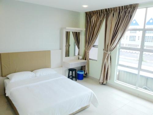 巴力拉惹RG格兰德酒店的一间卧室配有床、水槽和窗户