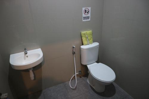 泗水K1 UPN的一间带卫生间和水槽的浴室