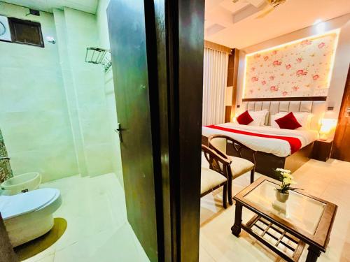哈里瓦Hotel Rama, Top Rated and Most Awarded Property In Haridwar的一间带一张床和浴缸的卧室