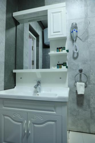 纳沃伊HOBIZ Hotel的浴室设有白色水槽和镜子