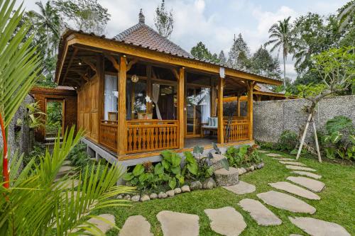 乌布Anandari Ubud Villa的花园内带庭院的木屋
