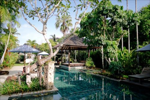 甲米镇Baan Pinya Balinese Style Pool Villa的度假村的游泳池,带凉亭