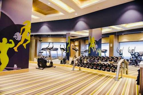 勒克瑙Migrolino的健身房设有保龄球馆和保龄球壁画