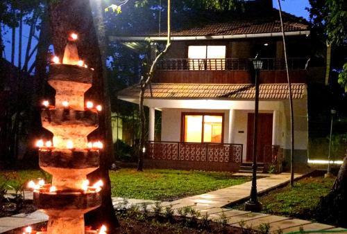 阿勒皮Shantitheeram Ayurveda Lakeside Heritage Resort的夜间房子前面的消防栓