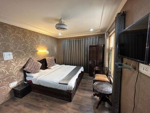 帕哈尔加姆Lidder view resort的一间卧室配有一张床和一台平面电视