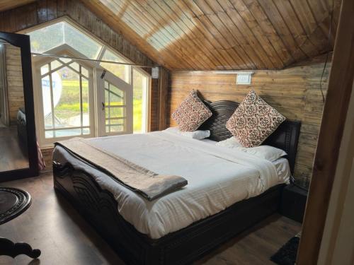 帕哈尔加姆Lidder view resort的一间带床的卧室,位于带窗户的房间内