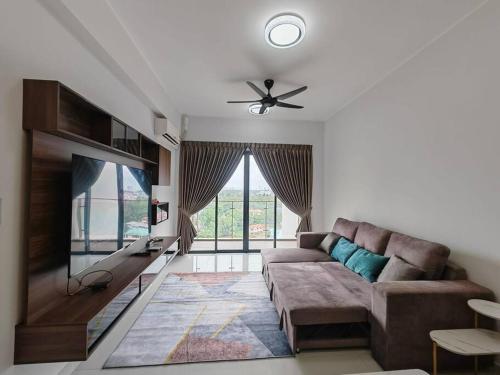 新山Sweet Home 暖居 Danga Bay CountryGarden的带沙发和平面电视的客厅