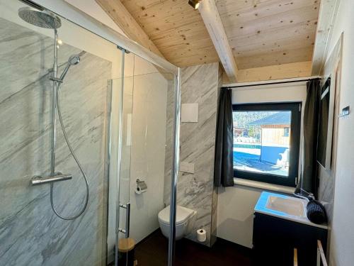 黑马戈尔Chalet in Hermagor near Nassfeld ski area的带淋浴、卫生间和盥洗盆的浴室