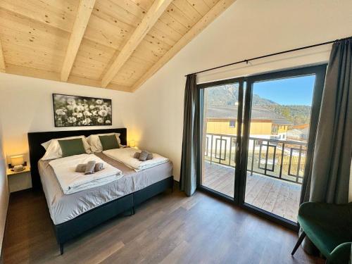 黑马戈尔Chalet in Hermagor near Nassfeld ski area的一间卧室设有一张床和一个大型滑动玻璃门