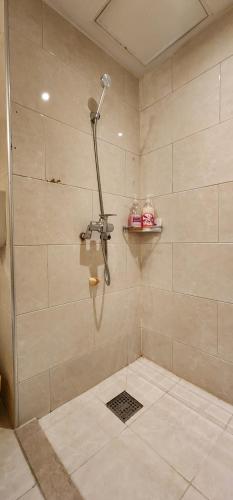首尔Mizo Hotel的浴室内配有淋浴和头顶淋浴