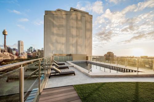 悉尼Oaks Sydney Hyde Park Suites的享有建筑景致的阳台