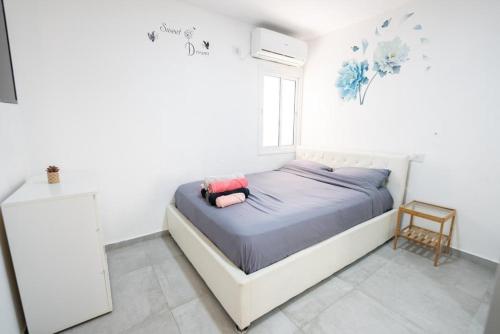 巴特亚姆Beautiful apartment near Tel Aviv的白色客房的一张床位,设有窗户