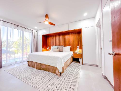 圣詹姆斯The Palms Resort的一间卧室配有一张大床和一张书桌