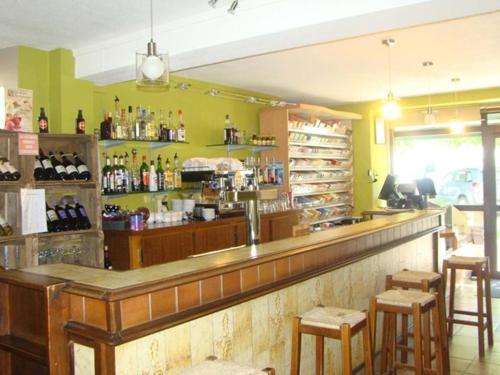 米拉AUX GLOBE-TROTTERS的餐厅设有酒吧,提供凳子和酒瓶