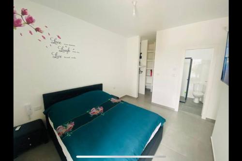 荷兹利亚New- Luxury Glil Yam For Family 4 Rooms Parking的一间卧室配有一张蓝色床单的床