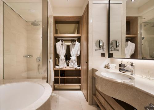 台中市顺天环汇酒店的带浴缸、水槽和淋浴的浴室