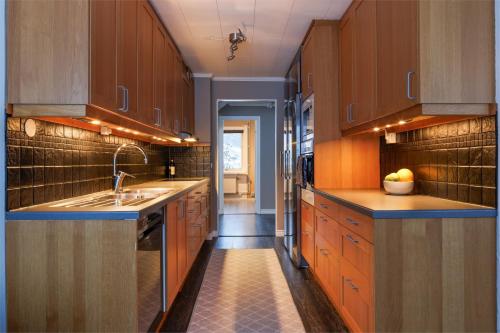 博登Spacious 6-bedroom villa!的一个带木制橱柜和水槽的厨房