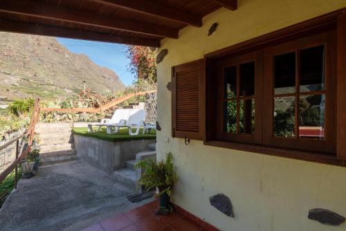 埃尔米瓜Casa Rural Nuevitas I的山景房屋 - 带窗户