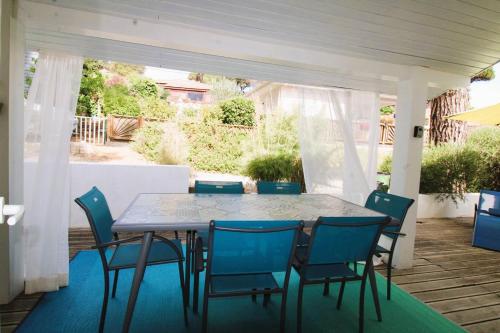 加桑GASMIM29 - Golfe de St-Tropez, chalet climatisé dans domaine arboré的天井上摆放着桌椅